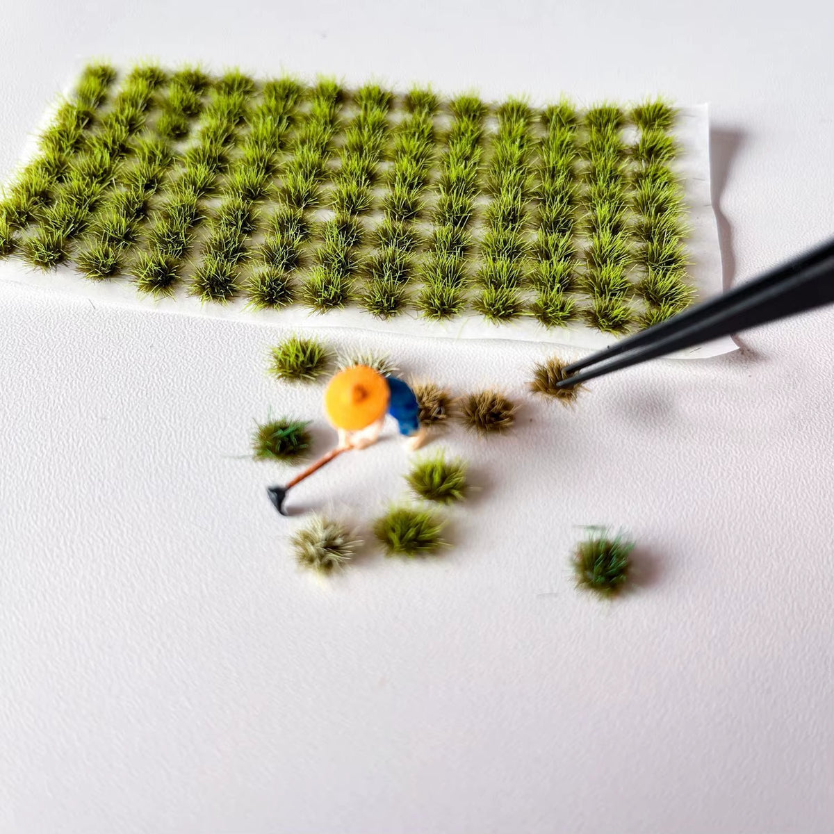 Static Grass Tufts for Model Scenery, 208 Pieces with Tweezers – image 6